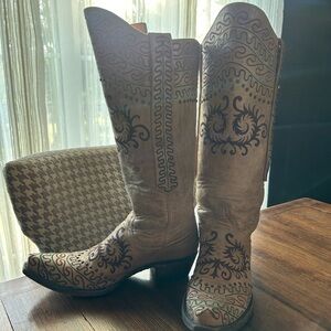 Old Gringo. Womens size 7 boot. Great condition. Hardly worn. Free shipping!!